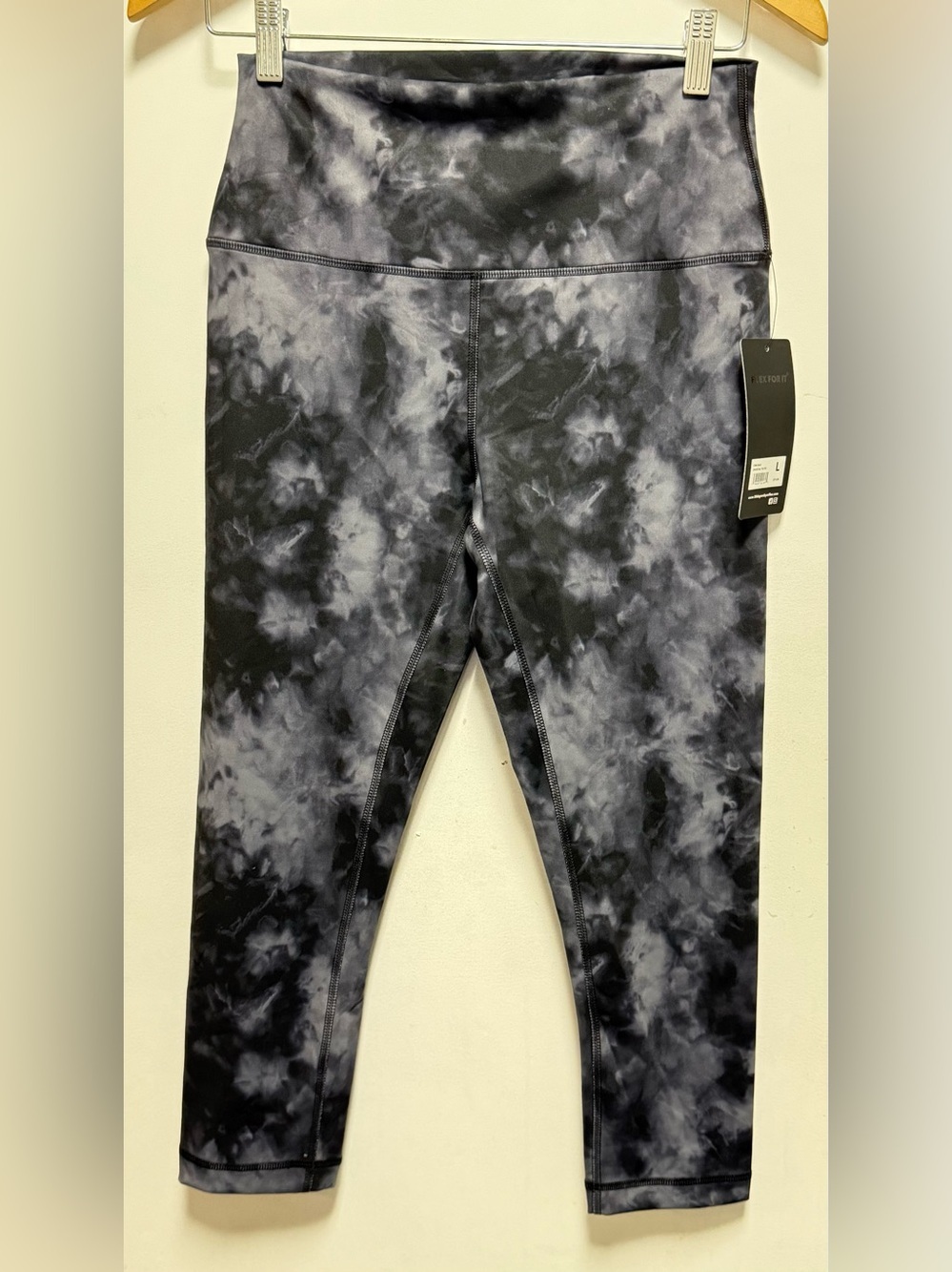 Reflex 90° Degree Tie-Dye Capri in Black and Gray